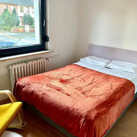 Amazing Apartment In Duisburg South, U79&S1, Duesseldorf Messe, Airport, Train Station Hbf Guest house *