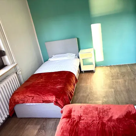 Amazing Apartment In Duisburg South, U79&S1, Duesseldorf Messe, Airport, Train Station Hbf