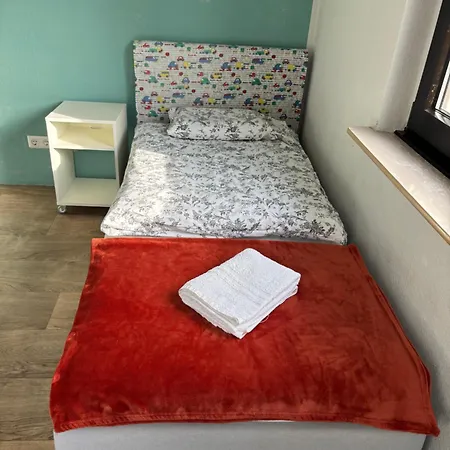 Gæstehus Amazing Entire Apartment, U79&s1, Messe, Airport, Hbf, 6-seen-platte 3*